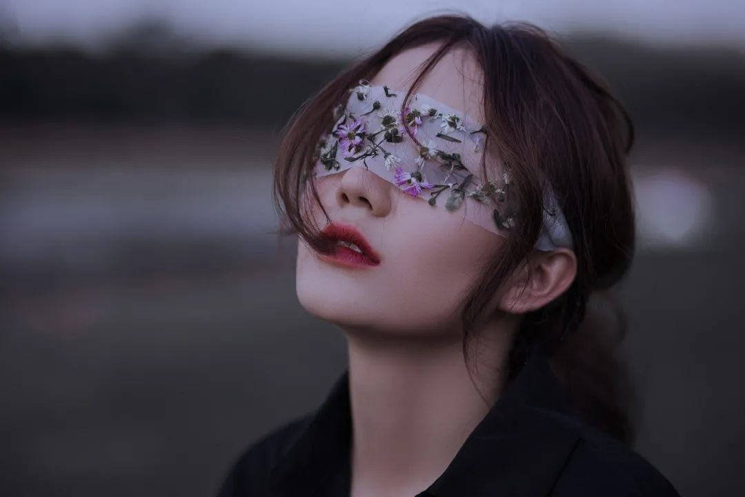 蒙上眼睛爱爱，为什么会更刺激