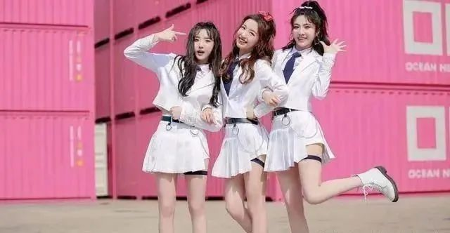 女生大腿上绑的这根带子，到底有什么玄机……