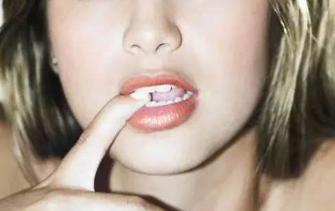 自己咬自己的手指