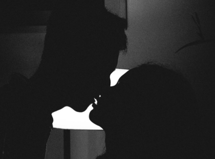 接吻是一种亲密的行为，性却不是！